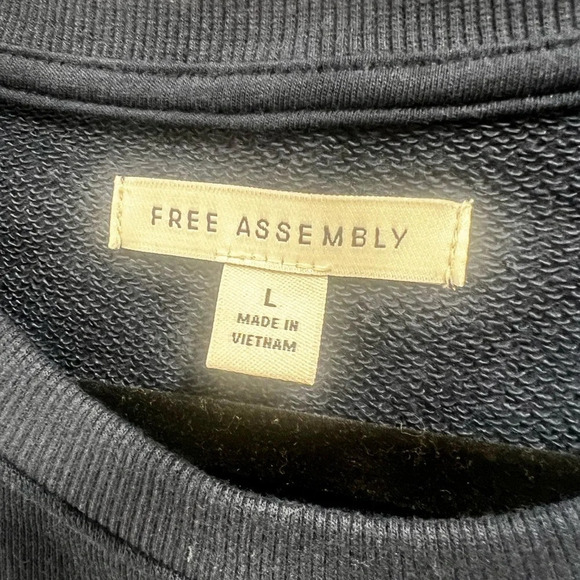 Size large free assembly top in excellent like new condition​ - Picture 7 of 7